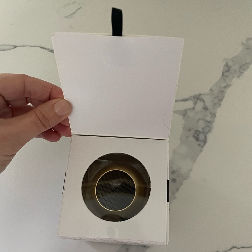 Mini Wireless Speaker - Gold - Picture 2 of 8